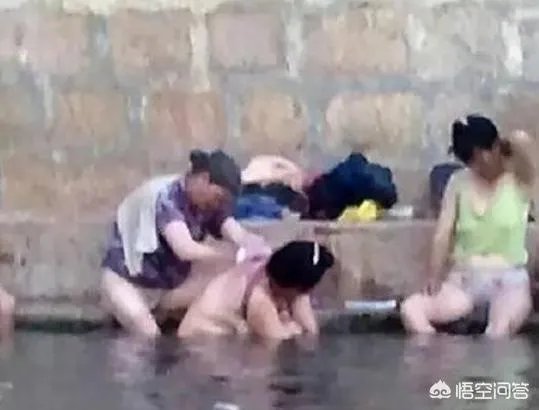 云南大妈在饮用水源中洗澡，国人的羞耻心与自觉为什么这么差？