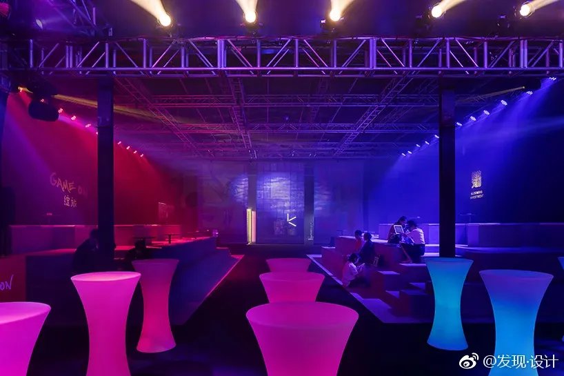 2018年深圳全球游戏潮流盛典的展厅看起来像一个巨大的像素迷...