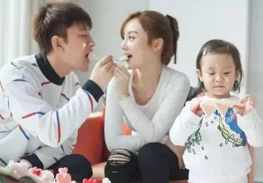 李小璐和贾乃亮相差几岁？