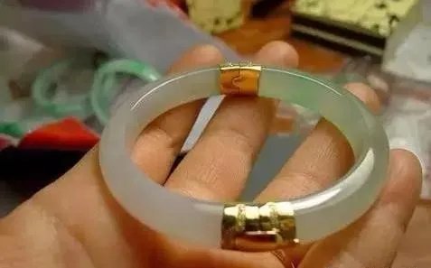 摔断玉镯游客道歉了么？