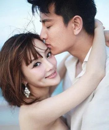 李小璐和贾乃亮相差几岁？