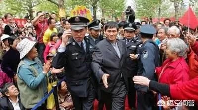 大衣哥朱之文在演艺界成名后，为什么不忘回乡种地？