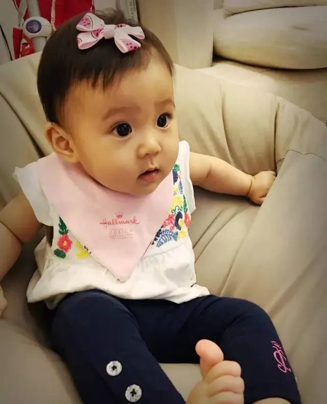 贾静雯女儿1岁玩直播，自带美瞳、长睫毛的她现在比妈妈还漂亮！