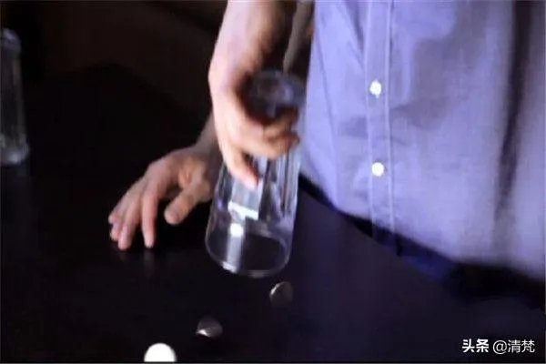 魔术教学超简单的硬币穿玻璃杯？