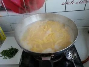 家庭中毒导致8人死亡，具体的原因是什么？