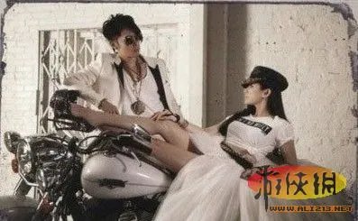 吴建豪结婚照曝光 盘点娱乐明星罕见搞怪婚纱照