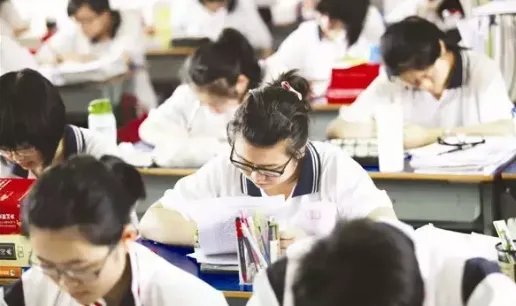 2022年高考首日，考生排队进入考场，考场的规则你了解吗？