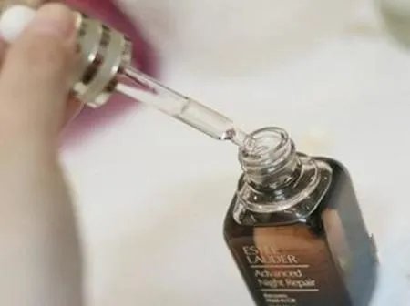 雅诗兰黛修护肌活精华露怎么使用？