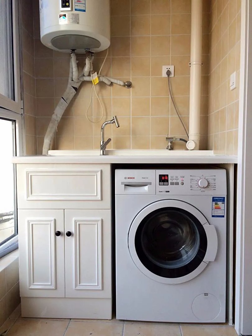 阳台管道太碍眼，下面的美化你喜欢哪种做法呢？