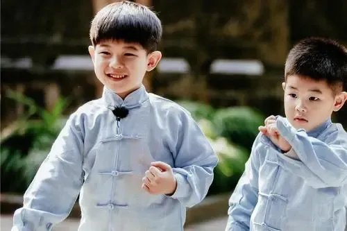 胡可晒儿子照片，小鱼儿挤眉弄眼搞怪自拍，他继承了父母的哪些优点？