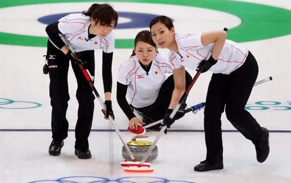 在冰壶比赛中,运动员为什么要一直擦地?这样做的目的是什么?