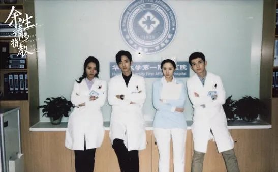 肖战杨紫杀青照曝光 两人甜蜜对视cp感十足