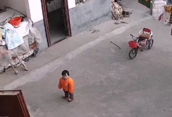 河南周口宝宝对着监控不停喊妈妈，你如何看待这个场景呢？