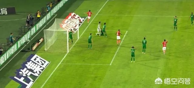 埃神破门国安球迷投掷杂物，黄博文拦下水瓶后十分生气，你如何评价？