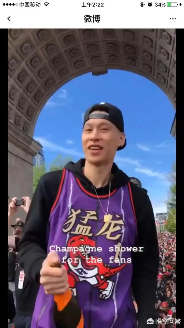 猛龙夺冠庆典,美女记者主动合影林书豪,后者双手的动作引球迷点赞,你怎么看?