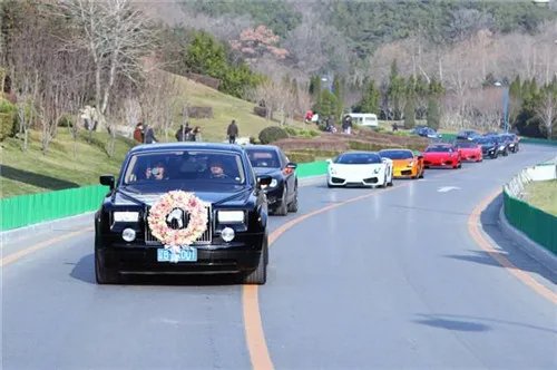 豪华婚车车队图片欣赏 婚车车队一般都用什么车