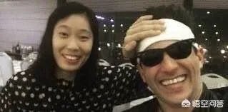 如何评价朱婷与人合影,一手遮住日本国旗?