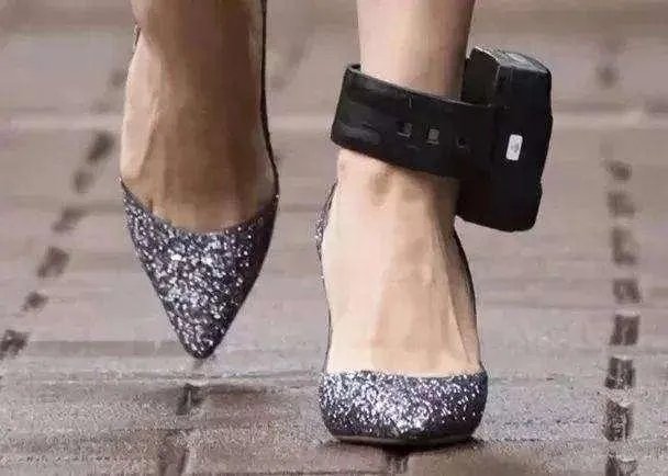 看见孟晚舟女士脚上的电子镣铐，你的心情是怎样的？
