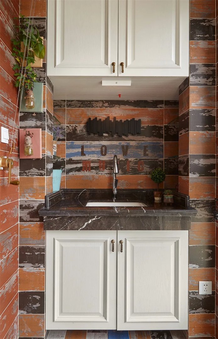 阳台管道太碍眼，下面的美化你喜欢哪种做法呢？