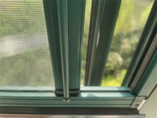 纱窗角码断里边了怎么取出来