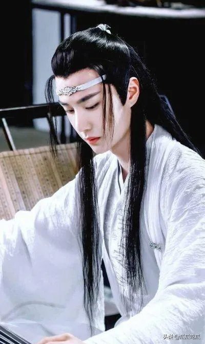 赵丽颖与王一博拍戏被网友晒同框照，你觉得他俩有cp感吗？