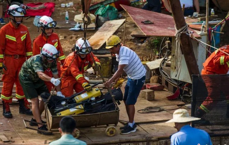 海南一工地发生塌方事故导致两名工人身亡？