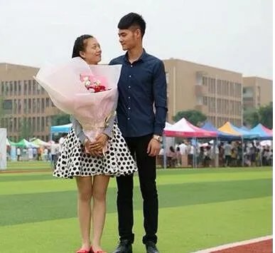 大学生霸气求婚是怎么回事？
