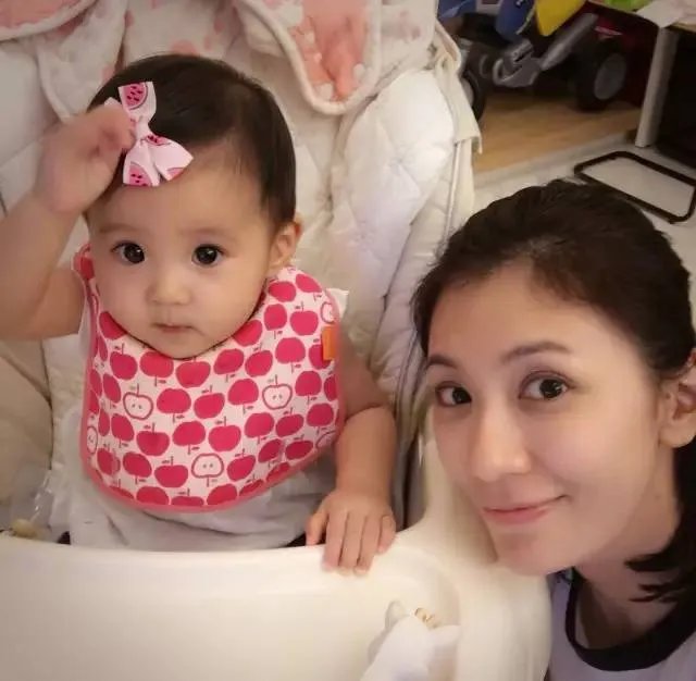 贾静雯女儿1岁玩直播，自带美瞳、长睫毛的她现在比妈妈还漂亮！