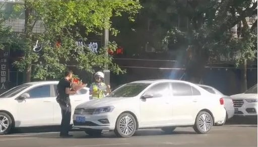 女交警给老公车辆贴罚单被表白 具体情况曝光这狗粮猝不及防