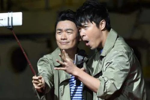 邓丽君唱的有一首歌词：我只有和你在梦里相依偎 是哪首歌？