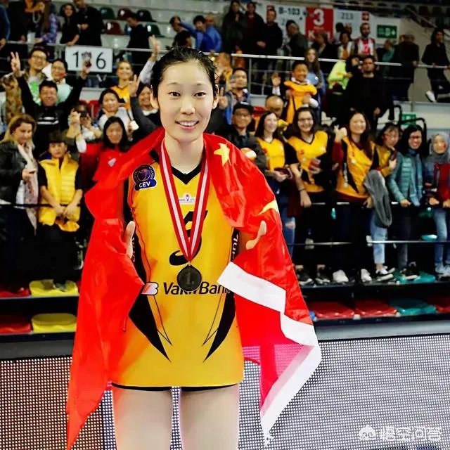 如何评价朱婷与人合影,一手遮住日本国旗?