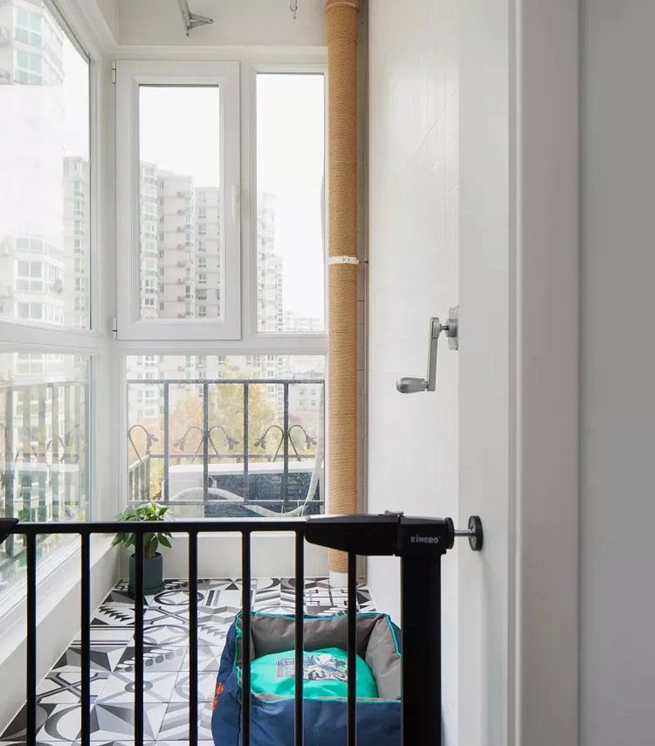 阳台管道太碍眼，下面的美化你喜欢哪种做法呢？