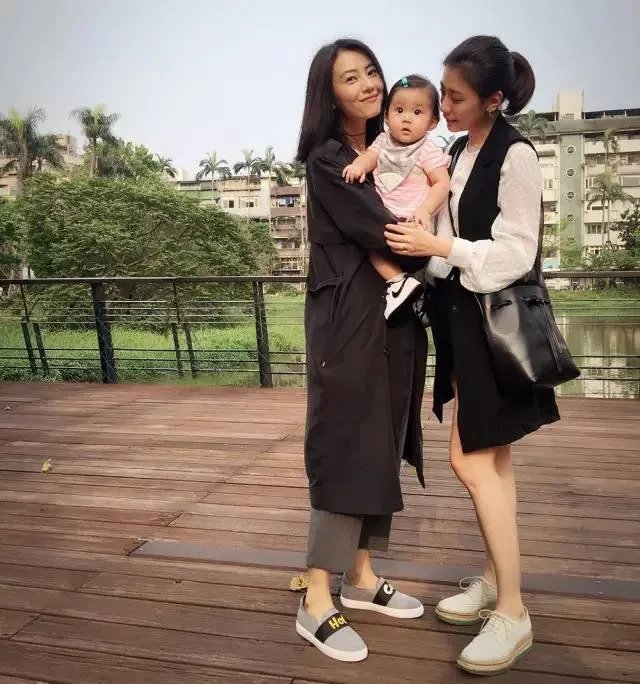 贾静雯女儿1岁玩直播，自带美瞳、长睫毛的她现在比妈妈还漂亮！