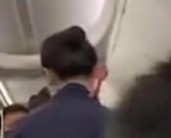 你怎么看待乘客拒戴口罩致航班延误1小时的事件呢？