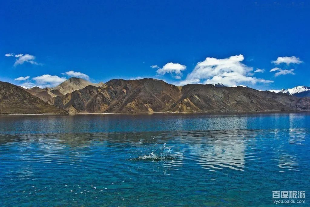 班公湖新增码头，20条军舰整齐排列