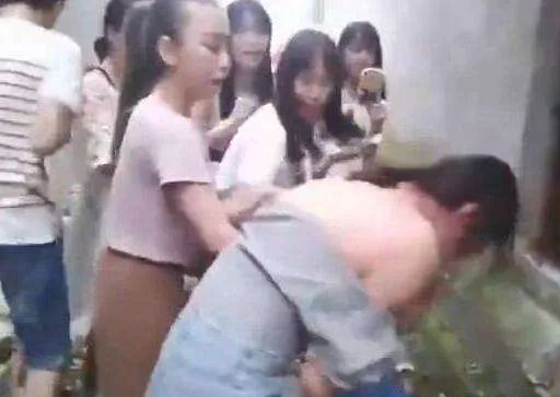 女生打呼噜遭群殴学校怎么处理的？