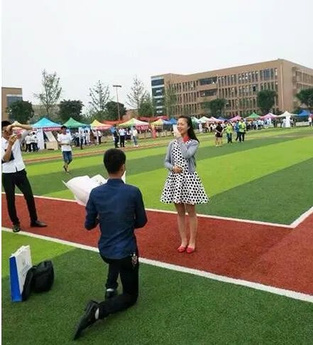 大学生霸气求婚是怎么回事？