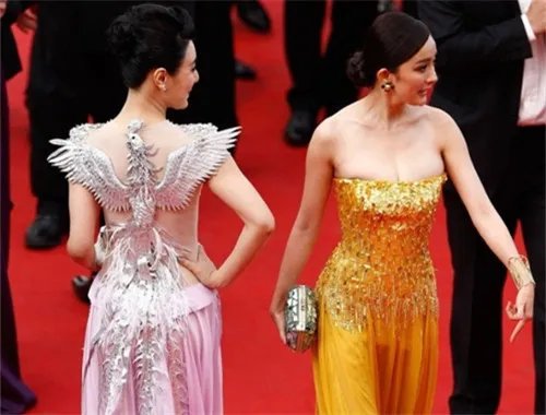 杨幂竖中指事件曝光 红毯事件是一个小教训