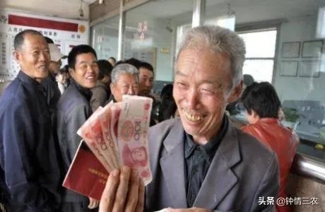 农村老人六十多岁了还在工地上打工正常吗？