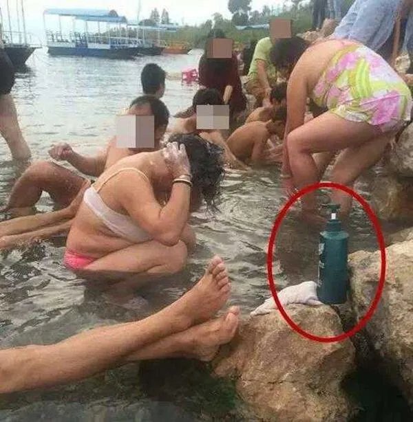 云南大妈在饮用水源中洗澡,国人的羞耻心与自觉为什么这么差?