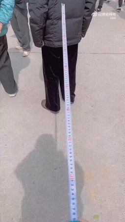 为朴槿惠挡酒瓶的女保镖走红 百里单挑一的动态图