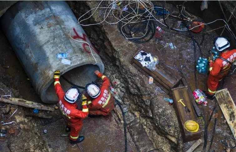 海南一工地发生塌方事故导致两名工人身亡？