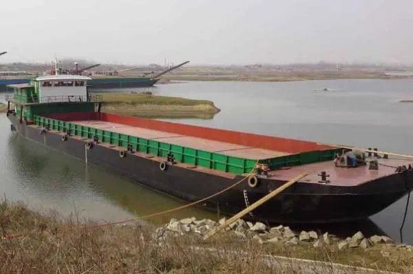 “平板驳船”和“甲板驳船”有什么区别？