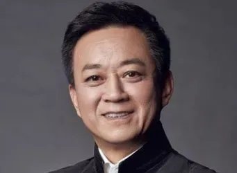 是否还记得央视主持人朱军？当初因“犯错误”离开央视，朱军现状如何？