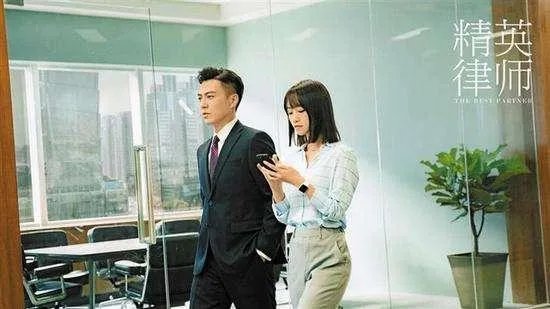 《精英律师》戴曦大学毕业没有拿到法律文凭，你怎么看？像她这种情况还有机会考律师吗？