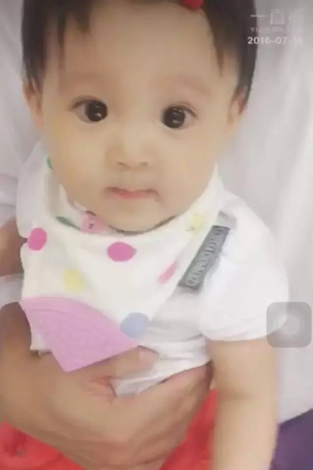 贾静雯女儿1岁玩直播，自带美瞳、长睫毛的她现在比妈妈还漂亮！