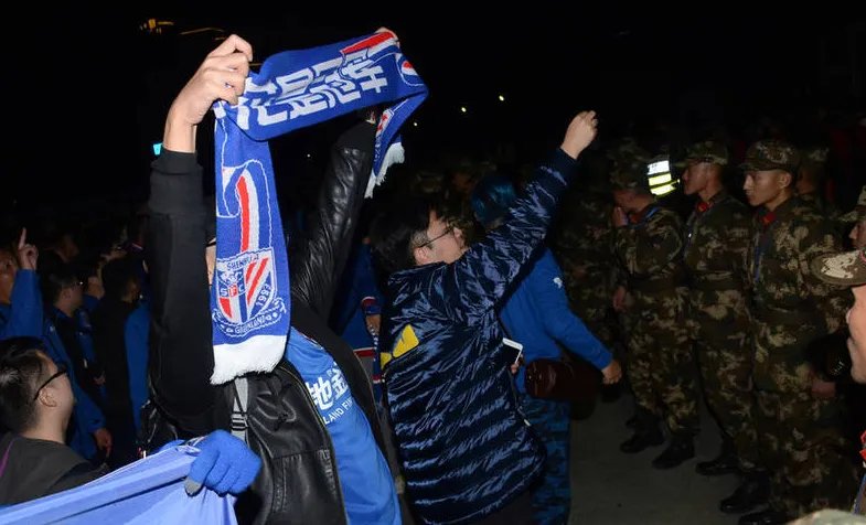 上海球迷冲突被武警制止了吗?