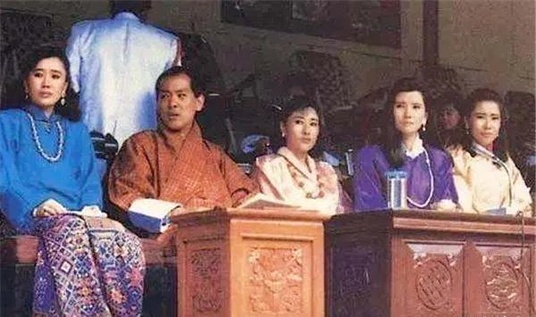 不丹国王旺楚克是个怎样的人，为何娶了四姐妹？
