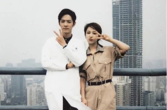 肖战杨紫杀青照曝光 两人甜蜜对视cp感十足