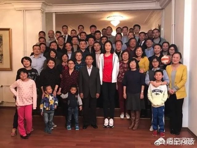 如何评价朱婷与人合影,一手遮住日本国旗?